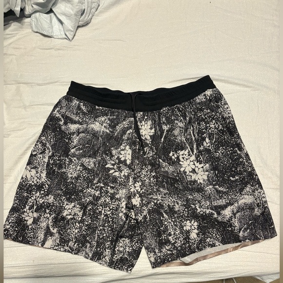 Lululemon Channel Cross shorts - Picture 1 of 3